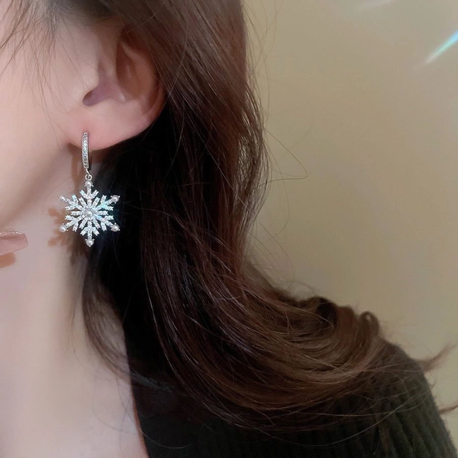 1 Pair Casual Simple Style Streetwear Snowflake Inlay Copper Artificial Pearls Zircon Earrings